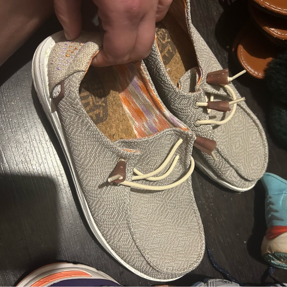 Women’s Size 7 Hey Dudes